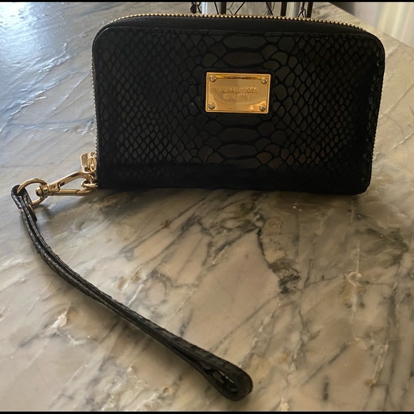 COPY - Like New Michael Kors Wristlet in Black - Picture 1 of 4